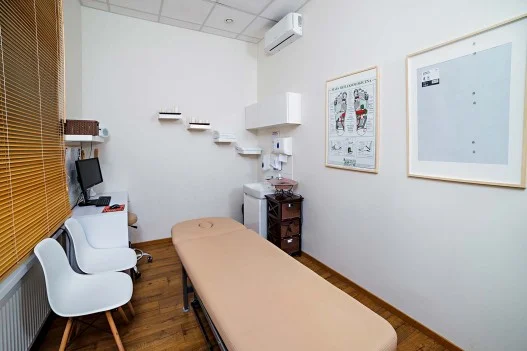 Gabinet osteopatii w Łodzi, wyposażenie to łóżko osteopatyczne, biurko, media z dezynfekcją